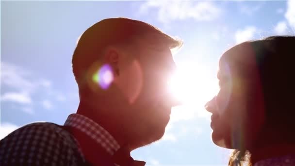 Homme et femme, jeune couple marié heureux silhoutte baisers . — Video