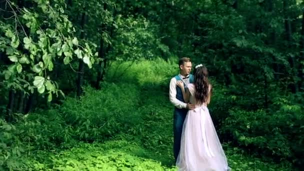 Homem e mulher, jovem casal feliz em pé na floresta de beleza . — Vídeo de Stock