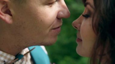 Erkek ve kadın, genç mutlu evli çift öpüşme.