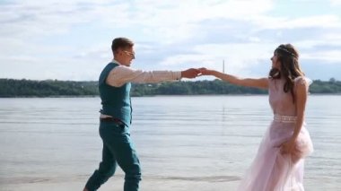 Erkek ve kadın, genç insanlar, mutlu evli yetişkin çifti eğleniyor ve sahilde, oynamak plaj.