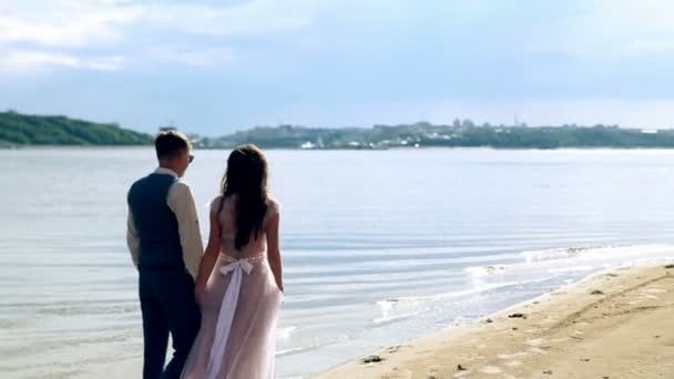 Homem e mulher, jovens, feliz casal adulto se divertindo e brincando na praia, praia . — Vídeo de Stock