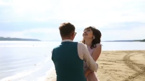 Muž a žena, mladí lidé, šťastný manželský pár dospělých zábavu a hrát na břehu, pláž.