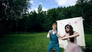 Birlikte olmak, dans, gitar, imzalama, şaka eğlence çekici çift.