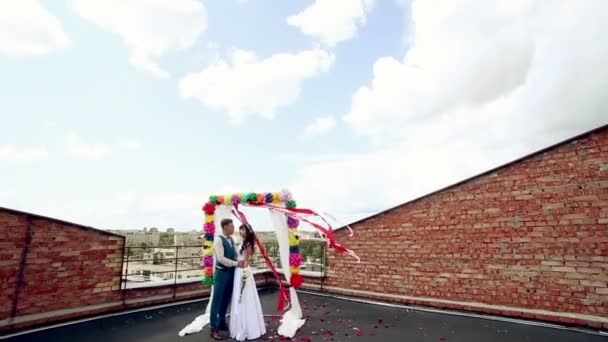 Homem e mulher, jovens, feliz casal adulto casado em pé perto do arco de casamento . — Vídeo de Stock