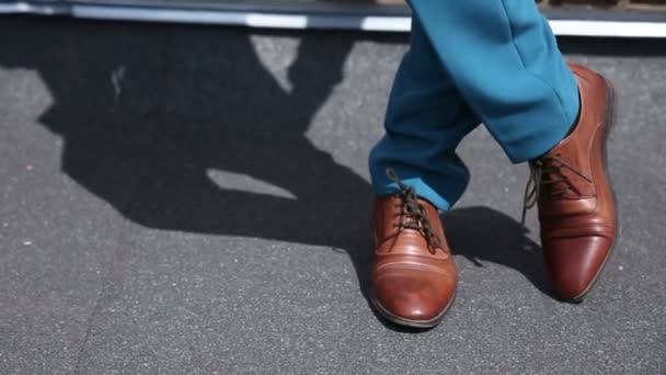 Muž stojí v jeho drahé hnědé boty. — Stock video