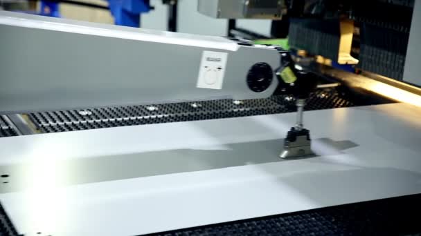Metallbiegung in einer modernen Industriefabrik. — Stockvideo