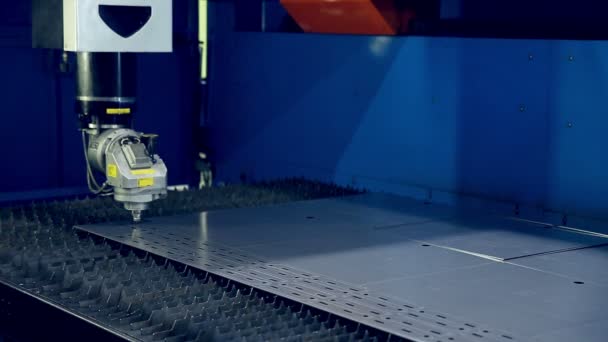 Laser robotic metallcutter operates with metall. — Stock Video