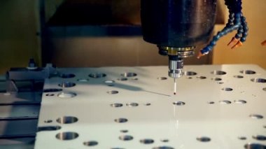 Metal işleme üzerinde Cnc makinesi.