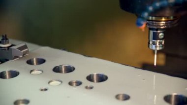 Metal işleme üzerinde Cnc makinesi.