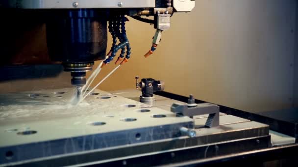 Lavorazione dei metalli sulla macchina CNC . — Video Stock