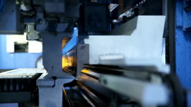 Metal bükme Makinası modern endüstriyel fabrika. — Stok video