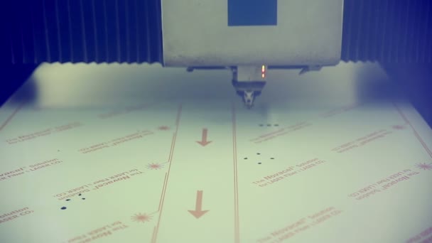 Laser robotic metallcutter werkt met metall. — Stockvideo