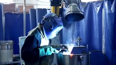 Metalworker Kaynakçı ile metal levha çalışır.
