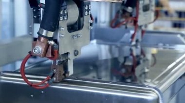 Lazer. Plazma robot kaynak makinesi metal ile çalışır.