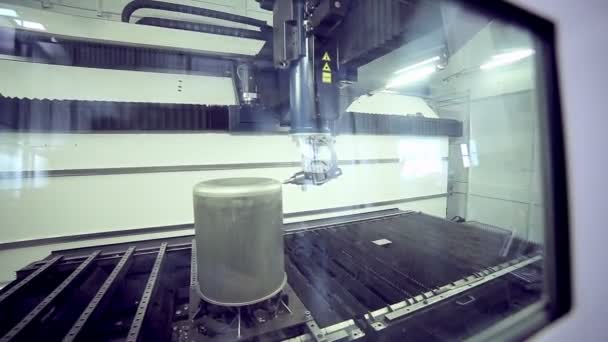 Lézeres robot metallcutter működik, a metall. — Stock videók