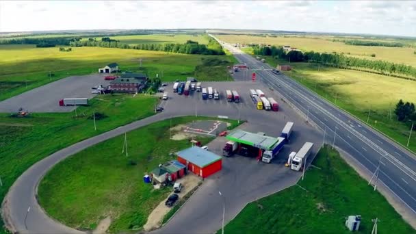 O posto de gasolina, hotel e serviço rodoviário. Vista aérea de uma estrada com carros dirigindo ao longo de uma estrada . — Vídeo de Stock