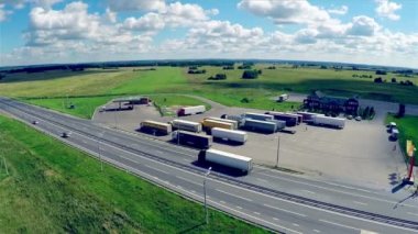 Benzin istasyonu, otel ve yol hizmet. Bir yol sürüş araba ile bir karayolu havadan görünümü.