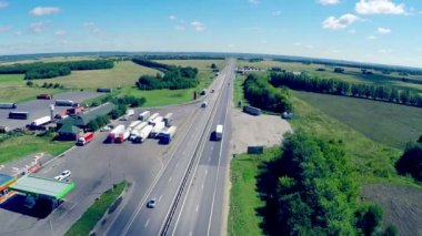 Bir yol sürüş araba ile bir otoyol hava görünümünü. Benzin istasyonu, otel ve yol hizmet.