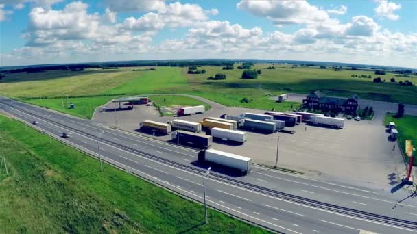La stazione di servizio, l'hotel e il servizio stradale. Veduta aerea di un'autostrada con auto che guidano lungo una strada . — Video Stock