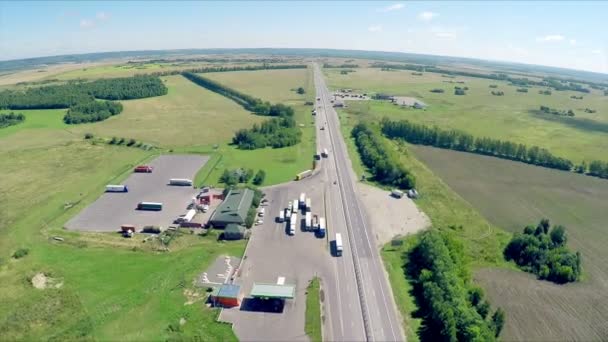 Gas station, hotel och road tjänsten. Flygfoto över en motorväg med bilar som kör längs en väg. — Stockvideo