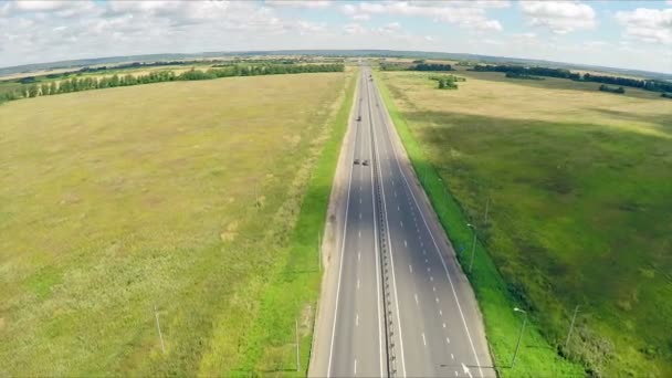 Luftaufnahme einer Autobahn, auf der Autos eine Straße entlangfahren. Tankstelle, Hotel und Straßenservice. — Stockvideo