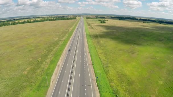 Letecký pohled na dálnici s automobily jízdy po silnici. Plynové stanice, hotel a silniční služba. — Stock video