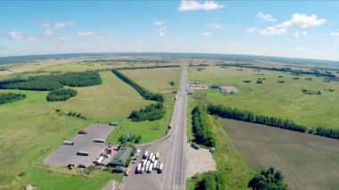 Bir yol sürüş araba ile bir otoyol hava görünümünü. Benzin istasyonu, otel ve yol hizmet.