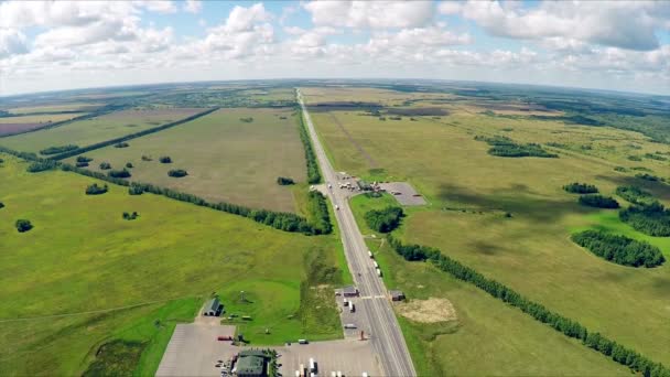 Letecký pohled na dálnici s automobily jízdy po silnici. Plynové stanice, hotel a silniční služba. — Stock video