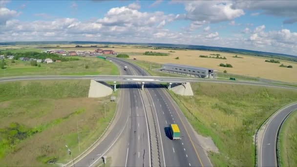 道路に沿って運転の車で高速道路の空撮。ガスの駅、ホテル、道路サービス. — ストック動画