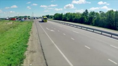 Bir yol sürüş araba ile bir otoyol hava görünümünü. Benzin istasyonu, otel ve yol hizmet.