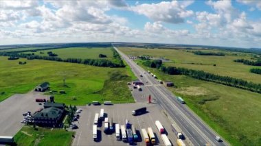 Bir yol sürüş araba ile bir otoyol hava görünümünü. Benzin istasyonu, otel ve yol hizmet.