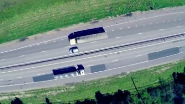 Bir yol sürüş araba ile bir otoyol hava görünümünü. Benzin istasyonu, otel ve yol hizmet.