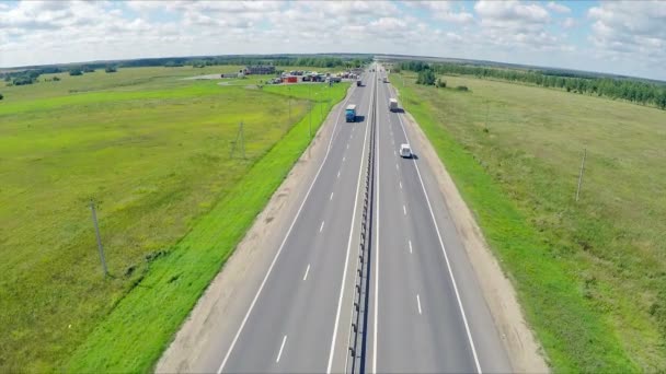 Flygfoto över en motorväg med bilar som kör längs en väg. Gas station, hotel och road service. — Stockvideo