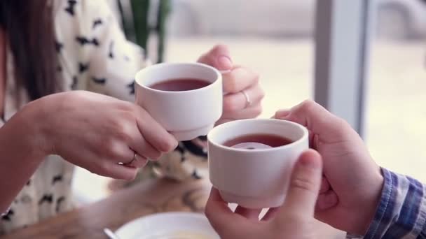 Feliz pareja amorosa en la cafetería bebiendo té. Primera cita . — Vídeos de Stock