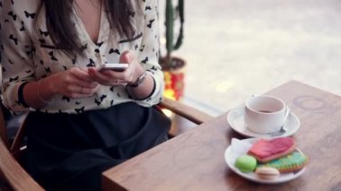 Telefonunuzun ve şık kafede oturan genç güzel kadın.