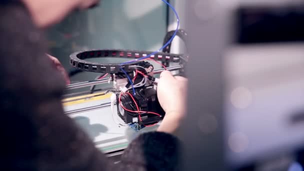 男は、3 次元プリンターを修復します。チェボクサル市。17、2016年 2 月. — ストック動画