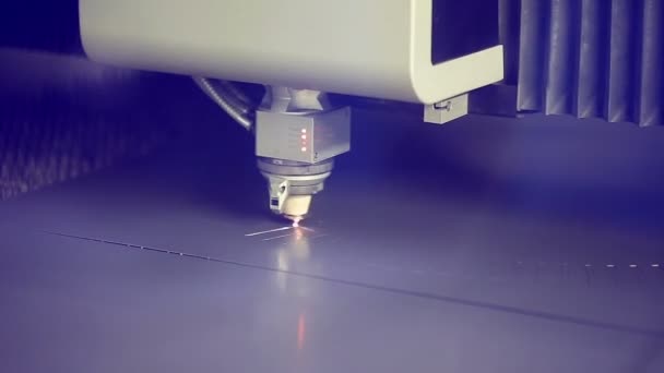 Lazer Robotik metallcutter çalışır metall. ile yakın. — Stok video