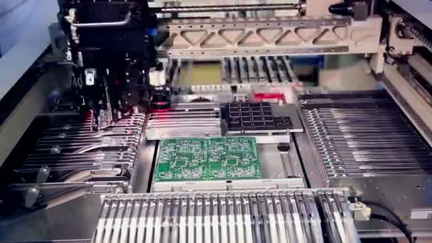 Automatiserad Circut styrelsen maskin producerar tryckt digitala elektroniska styrelse. — Stockvideo