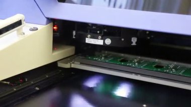 Yüzey Mount Technology Machine elementleri devre tahtalarına yerleştirdi