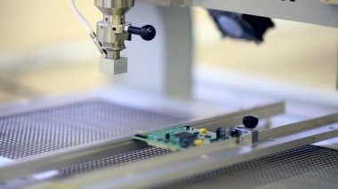 Yüzey Mount Technology Machine elementleri devre tahtalarına yerleştirdi