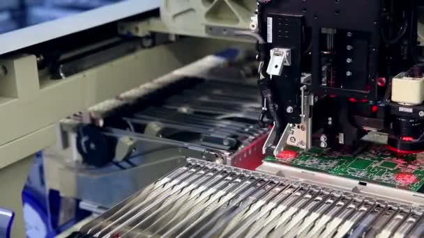 Ytmontering teknik Maskin placerar element på kretskort — Stockvideo