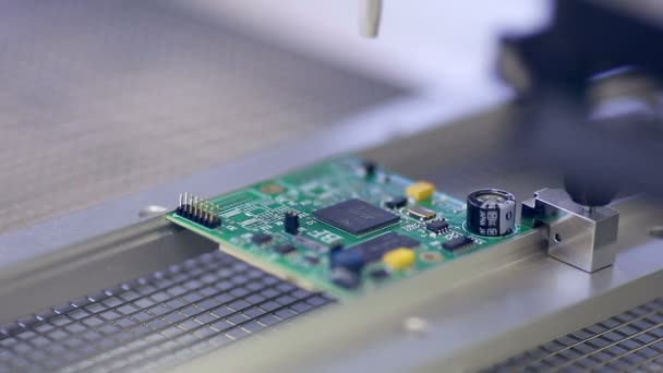 Máquina de tecnología de montaje en superficie coloca elementos en placas de circuitos — Vídeos de Stock