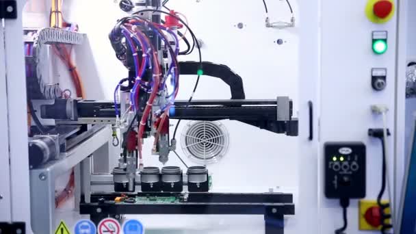 Technologia montażu natynkowego Maszyna umieszcza elementy na płytkach obwodów drukowanych — Wideo stockowe