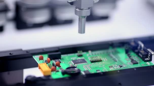 Машина для монтажа поверхностей размещает элементы на печатных платах — стоковое видео