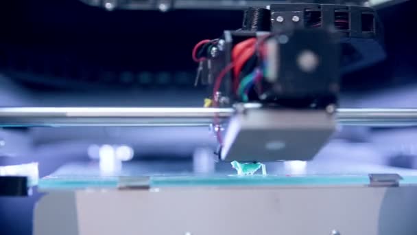 Imprimante 3D fonctionne, ce qui rend la figure de l'homme à partir de plastique . — Video