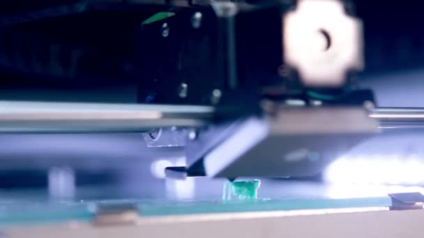 A 3D printer builds a shape. — Stock Video