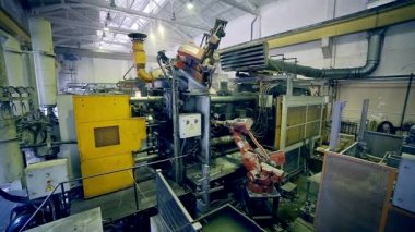 Otomatik robot üretim hattı parçalar parçalar montaj fabrikası'nda çalışır.