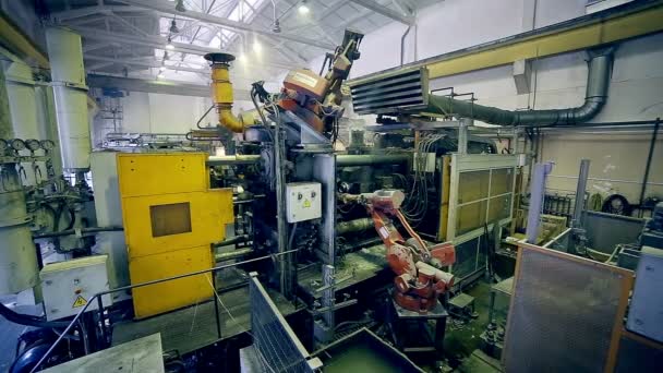 Automatische Roboterarbeit in Teilen der Fertigungslinie bei der Fabrikmontage von Teilen. — Stockvideo