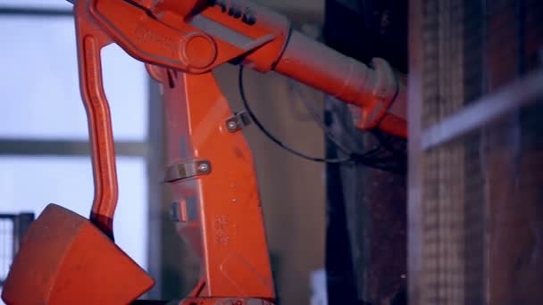 Αυτόματη ρομπότ λειτουργεί στα μέρη γραμμή παραγωγής στο εργοστάσιο συναρμολόγησης μέρη. — Αρχείο Βίντεο