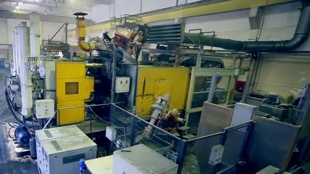 Automatisk robot fungerar i produktionslinjen delar på fabriken montering delar. — Stockvideo